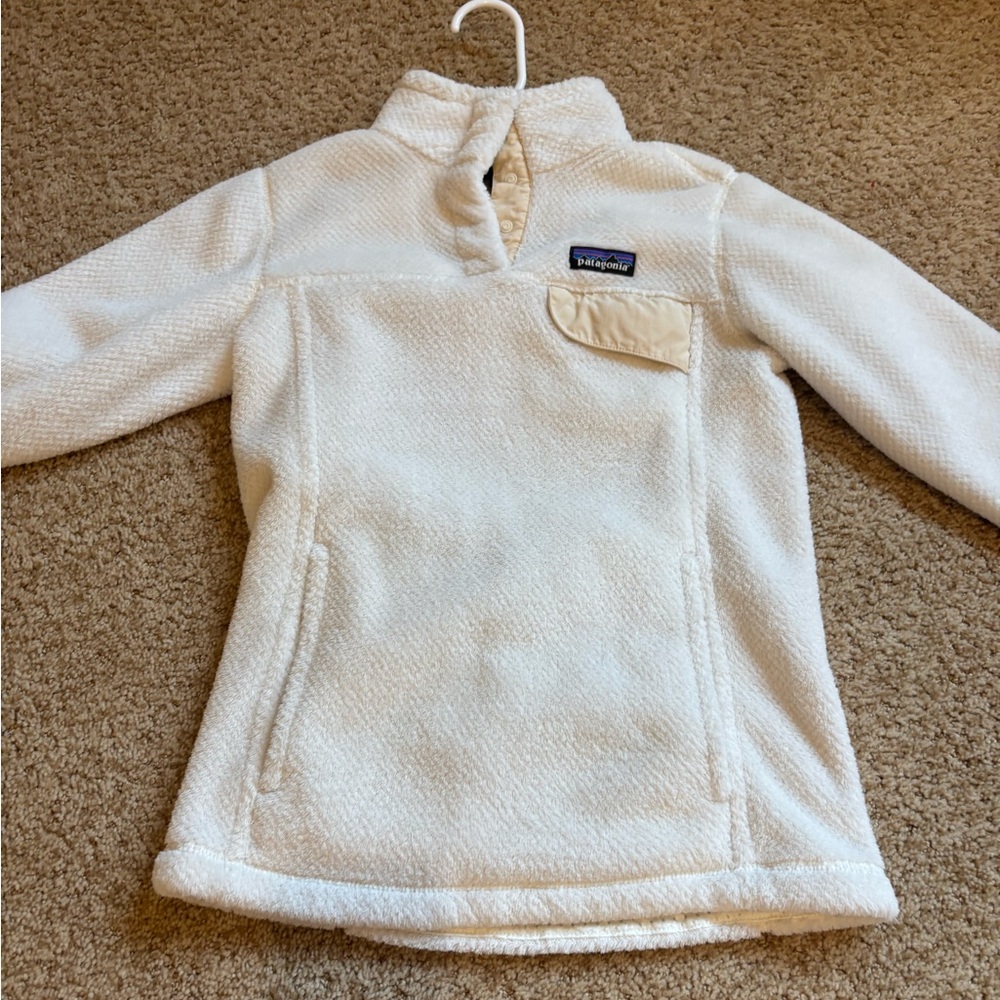 Patagonia Cream Fleece Sweatshirt Cozy and Stylish